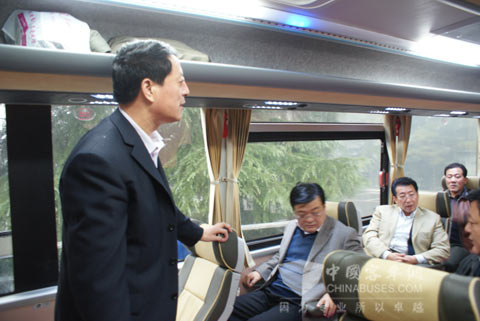 中通客车控股股份有限公司总经理孙庆民向嘉宾介绍世纪星