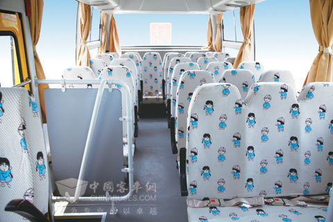 海格专业校车内的儿童座椅