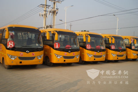 东风莲花校车为洪湖市峰口镇明德小学保驾护航