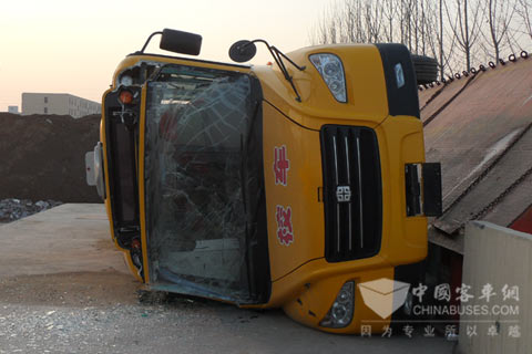 校车LCK6100DX侧翻