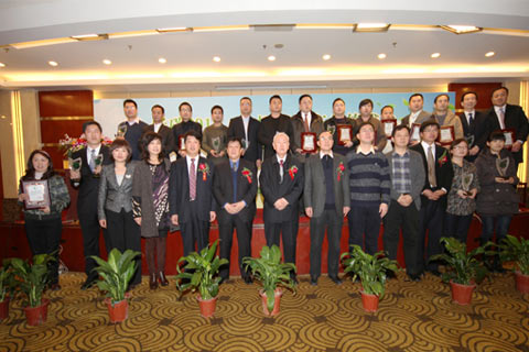 颁奖嘉宾与企业代表合影