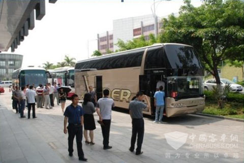 嘉宾参观青年客车