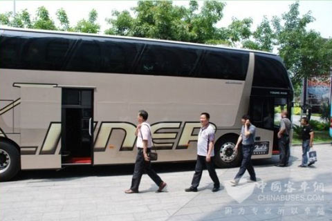 本次巡展最大的明星——“X-liner多功能精品客车”