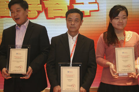 江苏常隆客车有限公司市场部部长文虎（中）上台领奖