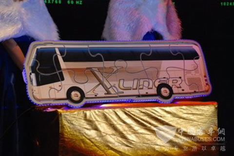 众人同心协力完成的X-liner客车拼图,拉开了青年“传承·超越”年会的序幕