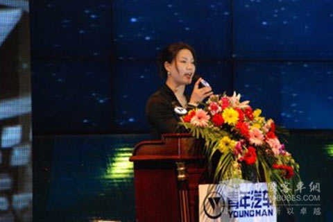 青年客车副总裁王淑丹女士为与会嘉宾致欢迎辞