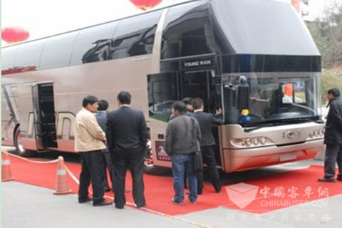 2011年青年主打车型——X-liner多功能精品客车吸引了众多客户的驻足观看