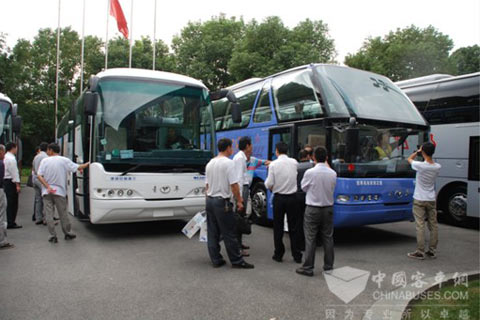 “超越之旅”——青年客车巡展上海站客户看车
