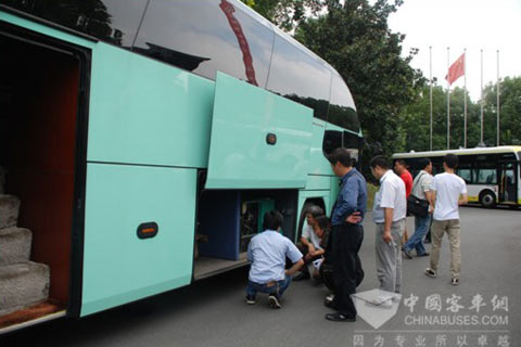 “超越之旅”——青年客车巡展上海站客户看车