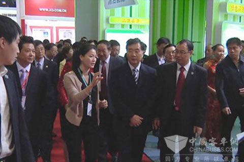 青年汽车集团执行总裁王淑丹女士向广东省省委书记汪洋介绍青年客车