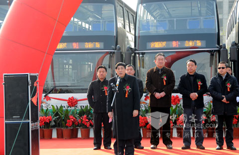 合肥市交通运输局局长王贤泰宣布快1线双层巴士启用