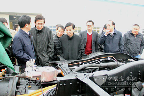 钟志华院士(右四)详细了解恒通混合动力客车底盘