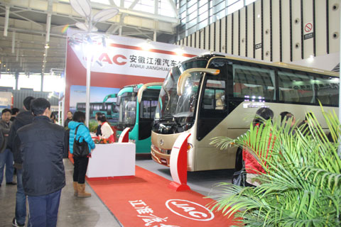 领导到安凯展台前参观