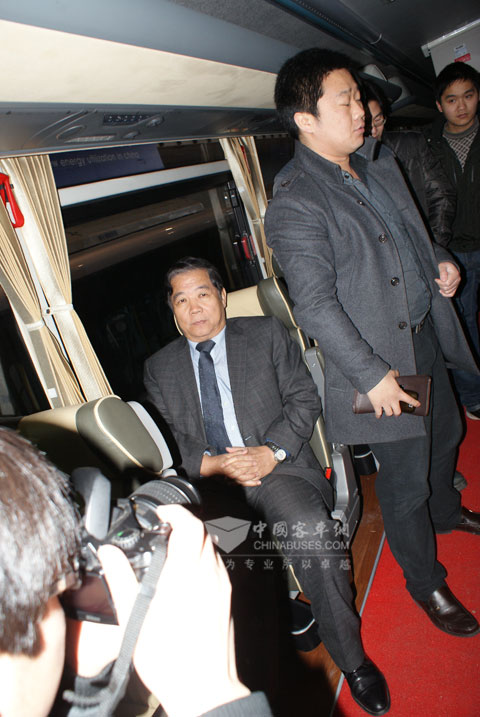 中国汽车工程学会常务副理事长兼秘书长付于武亲身乘坐体验中通客车