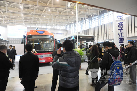 人潮涌动的扬子江汽车展厅