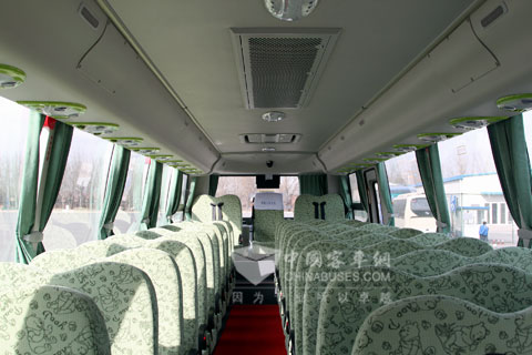 大金龙智慧校车从配件检测、内饰材料选择等方面严格把控校车车内空气质量