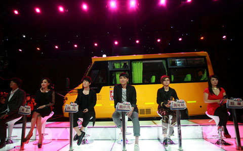 六位明星和海格校车组成超级六加一