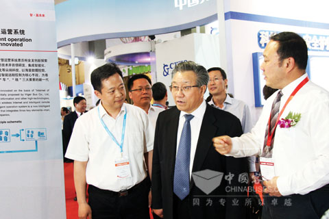 交通运输部部长李盛霖视察海格客车展位