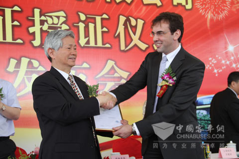 德国莱茵公司莱茵中国车辆部门总监 Oliver Rothert先生向常隆客车颁发WVTA证书
