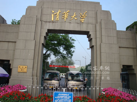清华大学门口的宝斯通客车