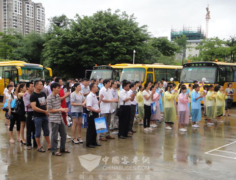 中小学学生、老师和客户代表参加金旅校车推广活动