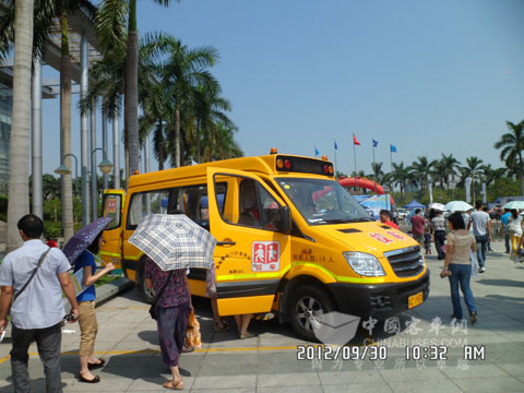 海格龙驹引来家长关注