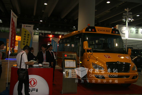 东风超龙校车亮相广州商用车展