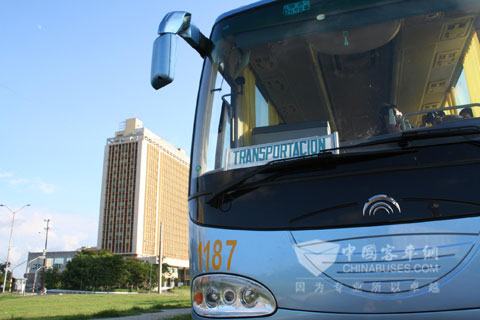 宇通客车在古巴哈瓦那国家图书馆前