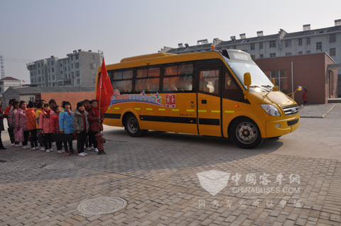 送音乐进校园  安凯校车变身音乐使者