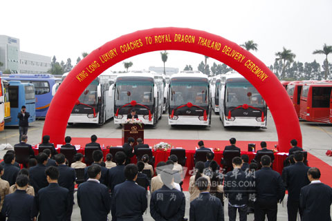 50辆大金龙CNG豪华旅游客车出口泰国交车仪式现场
