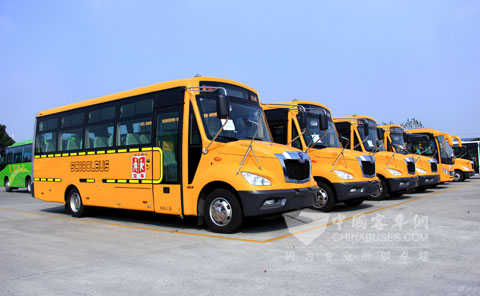 申龙校车批量交付