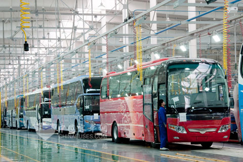 宇通生产线上的客车