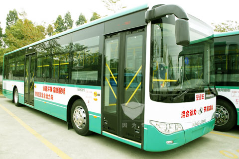 大金龙混合动力公交车助力"绿色环保，品质昆明"