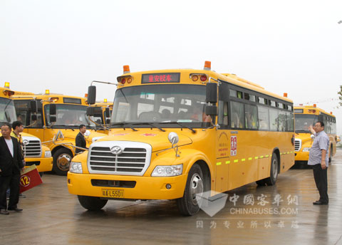 正在为孩子保驾护航的海格校车