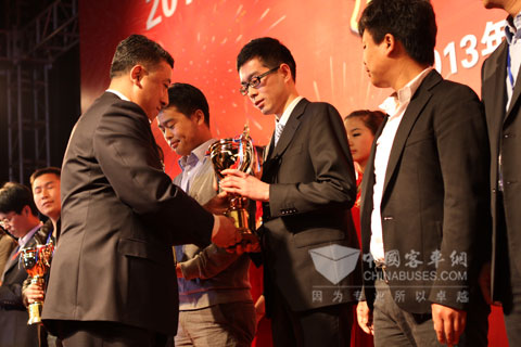 海格客车代表上台领奖