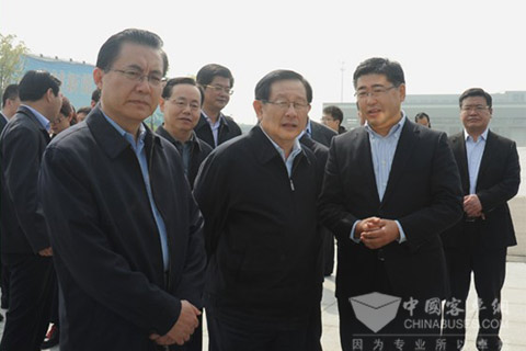 科技部部长万钢视察中大新能源客车