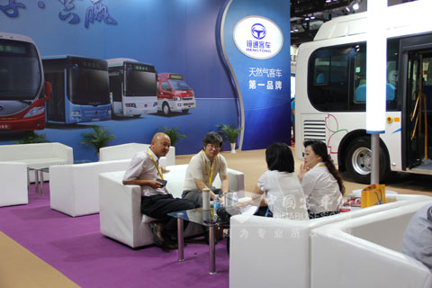 恒通客车党委副书记兼副总经理蒋更新、副总经理雷燕接受了多家媒体的采访