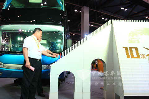 宇通10米一层半新车荣耀上市