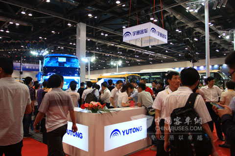 宇通客车展台前人气很旺