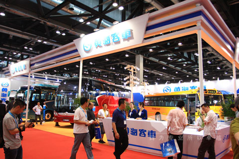 黄海客车展台前人气很旺