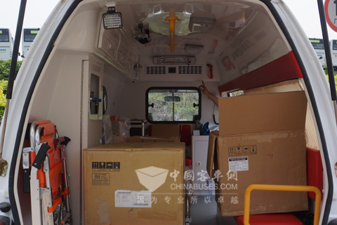 车内配备有心电图、除颤仪、呼吸机等多种医疗设备