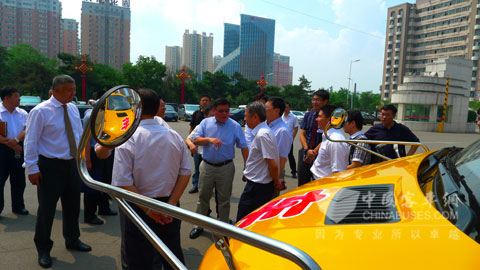 各方领导共同参观黄海校车