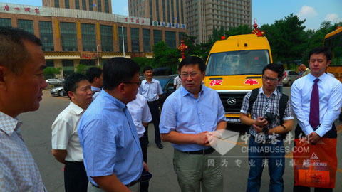 领导参观黄海校车
