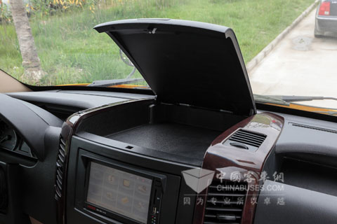 龙驹校车装配G-BOS