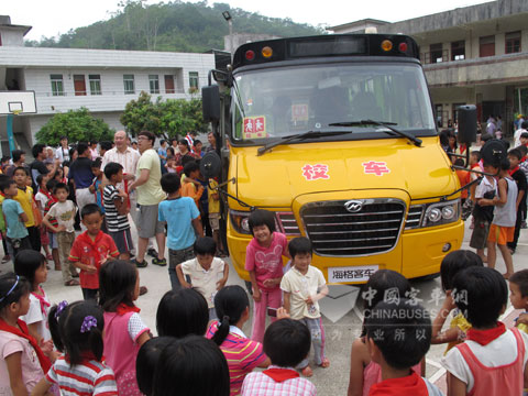 海格快乐校车开往广东信宜