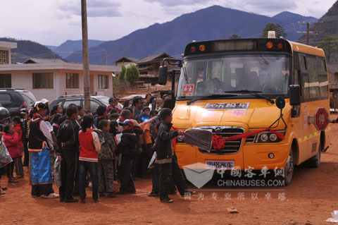 海格快乐校车开往香格里拉