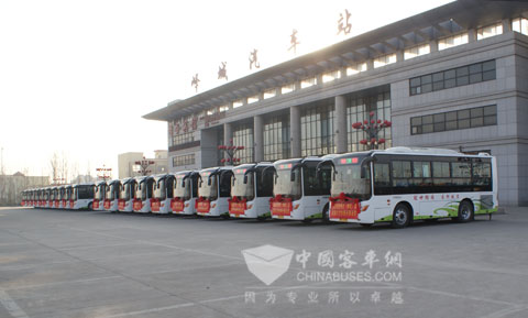 20台中通天然气客车整齐有序等待检阅