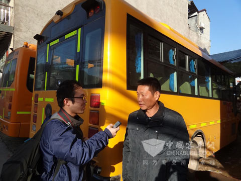 欧阳禾香和记者交流校车运营经验