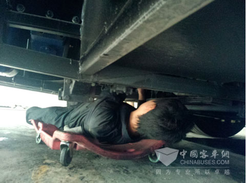 亚星售后人员在深圳进行车辆检查