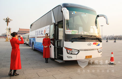 两会礼仪和靓丽“国车”龙威合影